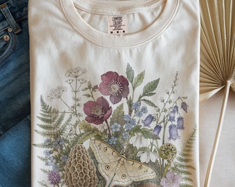 Maglietta con funghi e falene del bosco, maglietta botanica, t-shirt con grafica forestale in stile cottagecore, regalo a tema natura Comfort Colors®