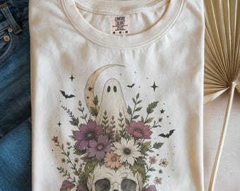 Maglietta con scheletro botanico da cimitero, maglietta con teschio e fiori selvatici, maglietta dark academia per Halloween, regalo spettrale gotico floreale di Comfort Colors