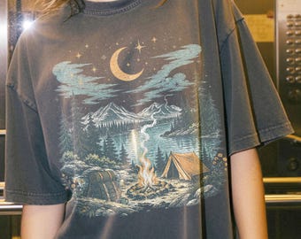 Maglietta Retro Night Camp, maglietta avventura nella natura selvaggia del lago nella foresta, maglietta accogliente per escursioni al chiaro di luna, regalo per attività all'aperto dai colori confortevoli