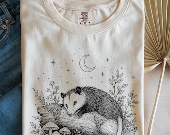 Maglietta con opossum assonnato, maglietta retrò con opossum, maglietta con grafica naturalistica notturna nella foresta, regalo con animali dai colori rilassanti