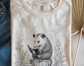 Maglietta retrò del club del libro Possum, maglietta regalo carina per bibliotecari, maglietta cottagecore con animali della foresta, top estetica Comfort Colors per amanti dei libri