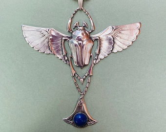 Collar de escarabajo con lapislázuli