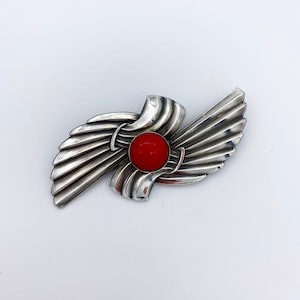 Deco-Fan-Brosche mit opak roten Stein