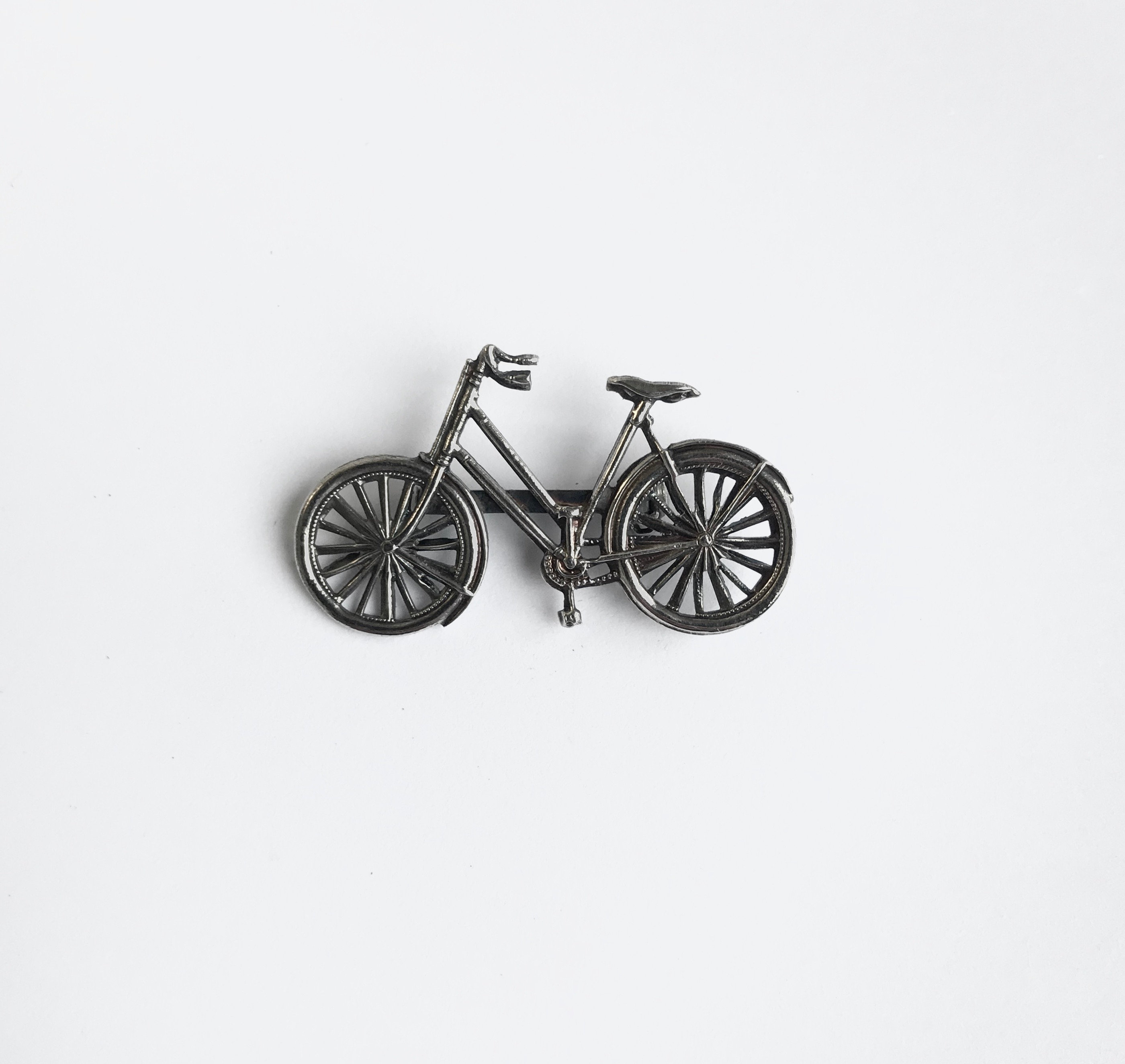 brosche dame auf dem fahrrad mit punze g jj