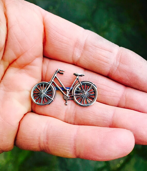 brosche dame auf dem fahrrad mit punze g jj