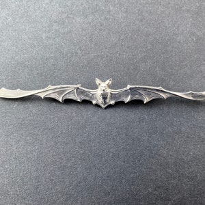 Broche de murciélago largo