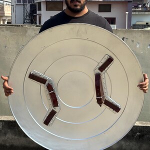Escudo de Capitán América negro hecho a mano / Escudo sigiloso de aluminio / Accesorio de cosplay de Marvel / Decoración de pared / Escudo LARP de Comic Con imagen 6