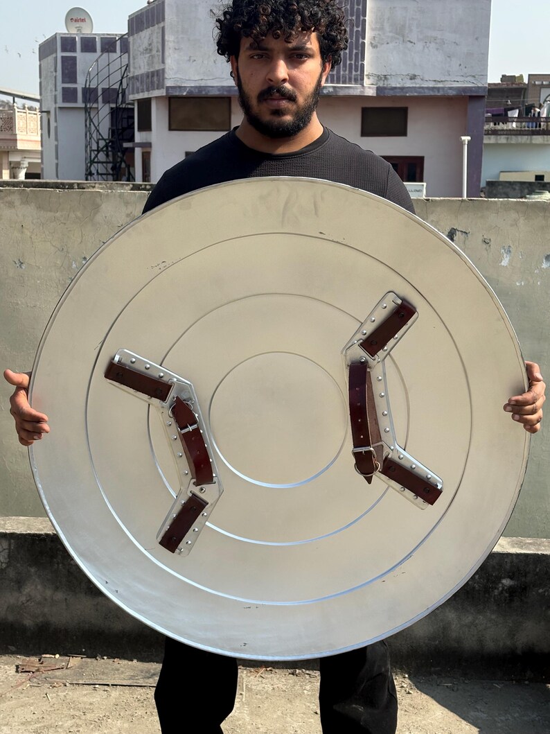 Escudo de Capitán América negro hecho a mano / Escudo sigiloso de aluminio / Accesorio de cosplay de Marvel / Decoración de pared / Escudo LARP de Comic Con imagen 6