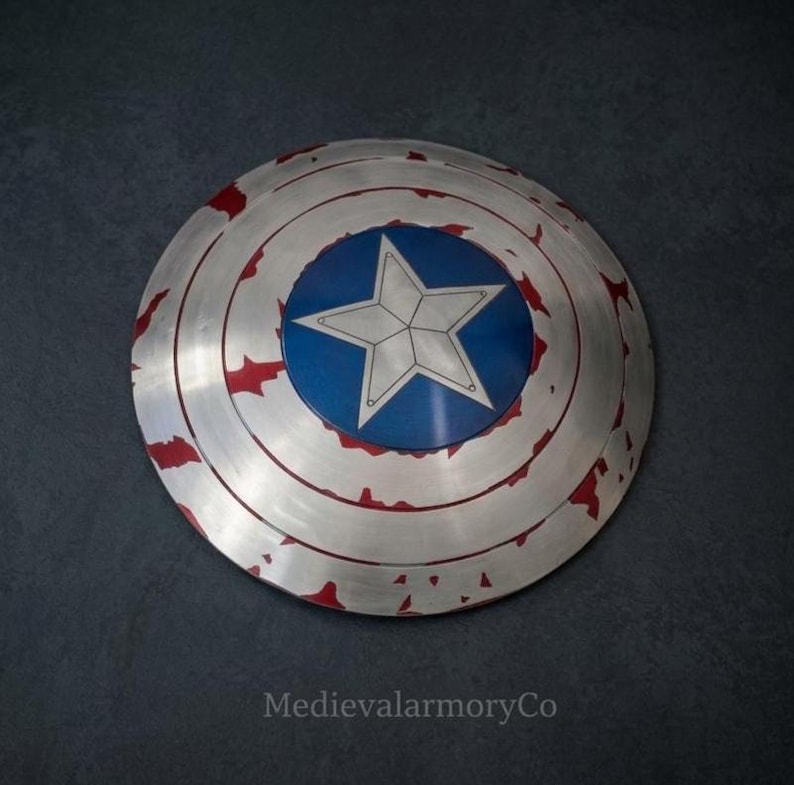 Ręcznie robiona tarcza Kapitana Ameryki | Aluminiowy rekwizyt do cosplayu ze skórzanymi paskami (24 cale) zdjęcie 1