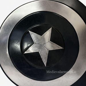 Puede incluir: Un juego de tres tazas de cer&aacute;mica con un acabado moteado y mate. Las tazas son de color crema, gris claro y gris oscuro. Cada taza tiene un dise&ntilde;o simple y minimalista.