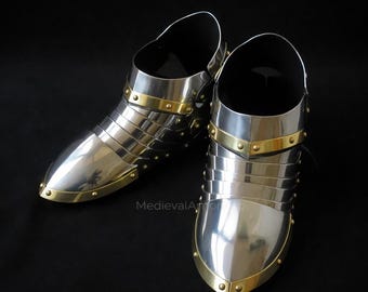 Scarpe da cavaliere medievale in acciaio e ottone fatte a mano