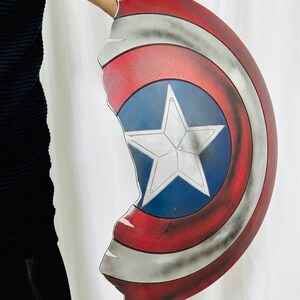 壊れたキャプテン・アメリカのアルミ製シールドコスプレ小道具｜バトルダメージを受けたアベンジャーズのレプリカディスプレイ 画像 4