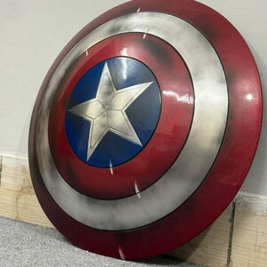 Réplica de aluminio del escudo del Capitán América de primera calidad, 56 cm (22 pulgadas), hecha a mano, de metal, ideal para cosplay, coleccionista y exhibición, inspirada en Marvel. imagen 2