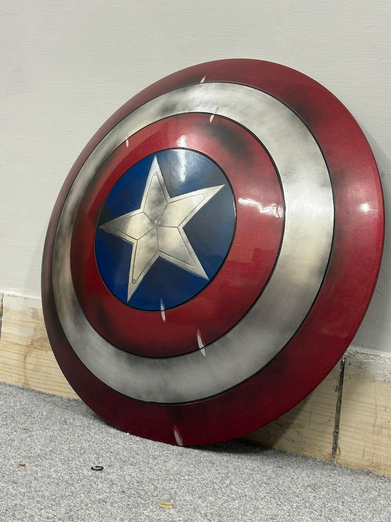 Réplica de aluminio del escudo del Capitán América de primera calidad, 56 cm (22 pulgadas), hecha a mano, de metal, ideal para cosplay, coleccionista y exhibición, inspirada en Marvel. imagen 2