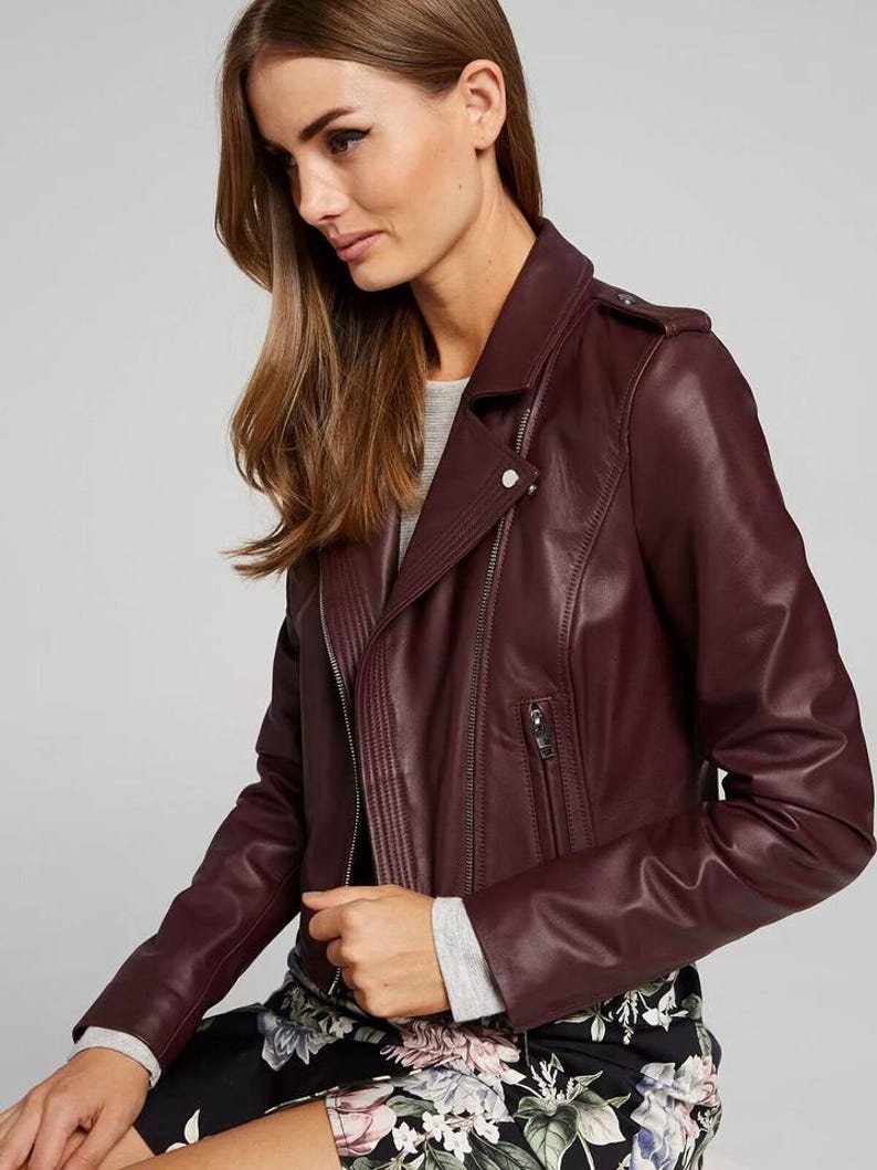 Pu&ograve; includere: Giacca da motociclista in pelle bordeaux con colletto a revers e zip asimmetrica. La giacca ha una piccola tasca con zip e una vestibilit&agrave; aderente. Le maniche sono lunghe. Il colore &egrave; un bordeaux intenso e ricco, in pelle di alta qualit&agrave;.