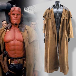 Puede incluir: Un abrigo largo de color marrón con cuello y hombros de cuero. El abrigo, que llega hasta los tobillos, tiene una parte delantera abotonada y un cinturón. La imagen también muestra un personaje con piel roja y cuernos, vistiendo un abrigo similar.