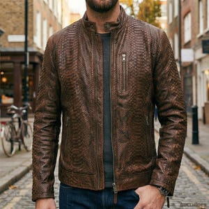 Giacca da uomo in pelle marrone testurizzata effetto serpente, realizzata a mano / Giacca da motociclista di lusso con stampa pitone / Cappotto da moto esotico in vera pelle per lui, su misura