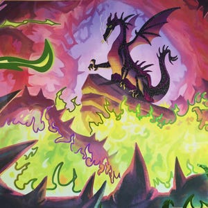 Puede incluir: Alfombrilla de juego rectangular con un dragón sobre una formación rocosa, sobre un fondo colorido. La alfombrilla presenta un esquema de colores verde, amarillo, morado y rojo, con el texto "Disney Lorcana Trading Card Game".