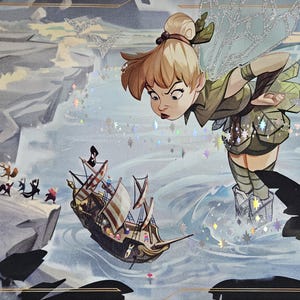 Może przedstawiać: Ilustracja sceny z gry karcianej Disney Lorcana. Wróżka z zielonymi i srebrnymi skrzydłami leci nad statkiem, z innymi postaciami na klifie. Tło przedstawia skalisty krajobraz i wodę.