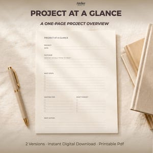 Puede incluir: Una hoja de planificación de proyectos de color crema con texto marrón oscuro titulado PROJECT AT A GLANCE, que incluye secciones para detalles, resultados, pasos, esperas, recordatorios y acciones, junto a un bolígrafo beige y un cuaderno.