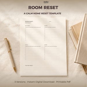 Könnte beinhalten: Eine cremefarbene Room Reset-Vorlage auf Papier mit Abschnitten zum Aufräumen, Reinigen, Bewegen und Liegenlassen, jeweils mit Kästchen und Linien. Ein goldfarbener Stift liegt links und ein Stapel Notizbücher befindet sich rechts auf der Seite.