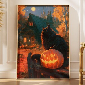 Puede incluir: Una impresión de arte mural rectangular que muestra un gato negro sentado en una valla de madera junto a una calabaza brillante. Al fondo, una cabaña con ventanas iluminadas está rodeada de árboles otoñales bajo una luna llena.