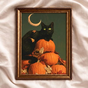 Peut inclure: Une impression d'art encadrée représentant un chat noir aux yeux vert vif perché sur une pile de citrouilles orange. Le fond est vert forêt sombre avec un croissant de lune et des feuilles d'automne éparpillées dans des tons rouge et or.