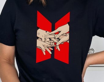Camiseta inspirada en BTS con estampado de manos, camiseta gráfica de unidad para fans del Kpop, camiseta para conciertos, camiseta minimalista roja con estética elegante, diseño de manos de amistad.