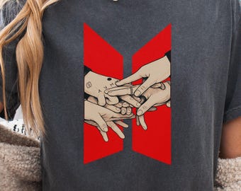 Camiseta Comfort Colors® inspirada en BTS, camiseta Kpop con lavado vintage, camiseta con estampado Unity Hands, estilo streetwear minimalista.