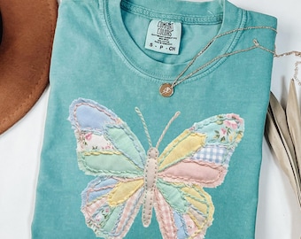 Chemise papillon imitation patchwork Comfort Colors®, Chemises papillon printanières, Chemises de Pâques pour femme, Patchwork floral printanier, Cadeaux pour elle