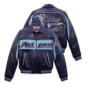 K&ouml;nnte beinhalten: Marineblaue Lederjacke mit hellblauen und wei&szlig;en Akzenten. Auf der Vorderseite steht "Avi Rex", w&auml;hrend die R&uuml;ckseite eine Vogelgrafik und den Text "Avi Rex High Performance NY 75" zeigt.