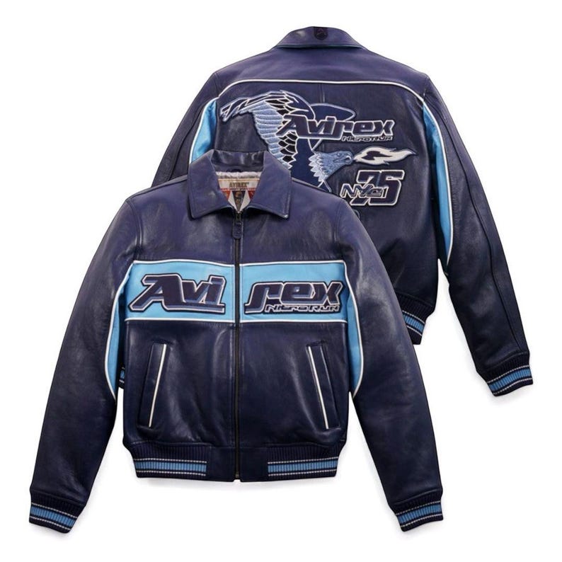 K&ouml;nnte beinhalten: Marineblaue Lederjacke mit hellblauen und wei&szlig;en Akzenten. Auf der Vorderseite steht "Avi Rex", w&auml;hrend die R&uuml;ckseite eine Vogelgrafik und den Text "Avi Rex High Performance NY 75" zeigt.