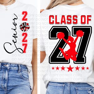 Könnte beinhalten: Ein weißes T-Shirt mit einem Grafikdesign. Die Vorderseite zeigt das Wort Senior in schwarzer Schreibschrift, die Zahlen 2027 in Rot und einen rot-schwarzen Pompon. Die Rückseite zeigt den Text Class of 27 in Rot mit einer roten Cheerleader-Silhouette.