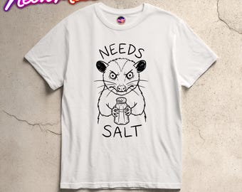Behöver salt råtta t-shirt, rolig djurhumor t-shirt, meme-stil t-shirt