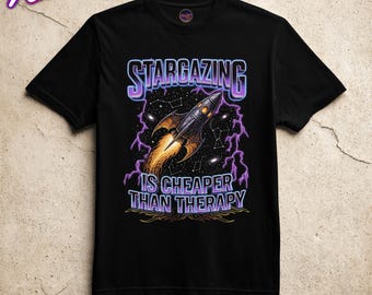 Rolig t-shirt med stjärnskådning, raketgalax