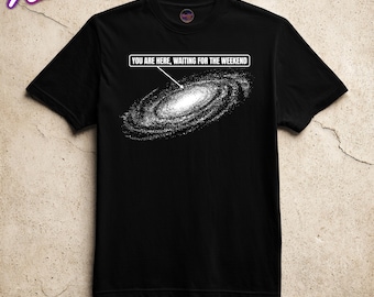 Du är här och väntar på helgen T-shirt rolig rymdgalax T-shirt, arbetshumor T-shirt
