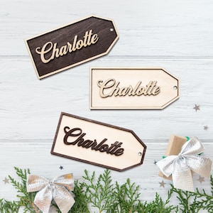 Cadeaukaartje met aangepaste naam - houten labels met twee lagen - drie kleuropties - cadeaulabels voor feestdagen - ornamenten - gepersonaliseerde labels en geschenken - kouslabels