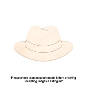 Könnte beinhalten: Ein heller, flacher Holzausschnitt in Form eines Fedora-Hutes. Der Ausschnitt zeigt eine definierte Krone mit einer mittigen Falte und einer breiten Krempe sowie ein horizontales Banddetail an der Basis der Krone. Die Oberfläche hat eine glatte, natürliche Holzmaserung.