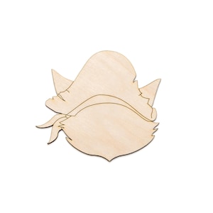 以下が含まれることがあります： 海賊の顔の形をした木製の切り抜きで、帽子、バンダナ、ひげが特徴です。 切り抜きは明るい色の木材で作られており、工芸品や装飾目的にも適しています。