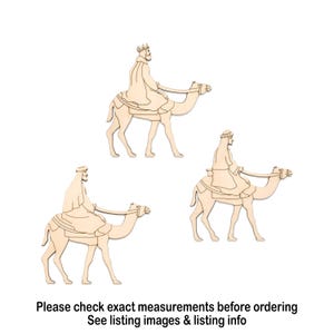 Puede incluir: Tres recortes de madera de figuras montadas en camellos. Las figuras visten túnicas y coronas, y los camellos están en posición de caminar. Los recortes son de color marrón claro y parecen inacabados. El texto en la parte inferior dice "Please check exact measurements before ordering".