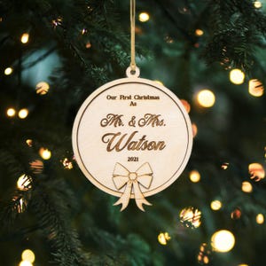 Adorno de madera personalizado para recién casados: nuestra primera Navidad. Adorno para todo el año con lazo. Regalos personalizados. Regalos personalizados para recién casados. Nombres grabados.