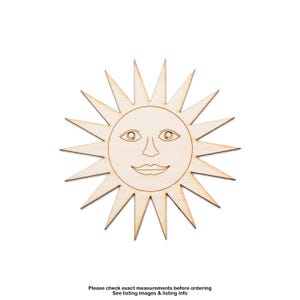 Może przedstawiać: Wycięcie w kształcie słońca z drewna z uśmiechniętą twarzą i spiczastymi promieniami. Słońce ma jasnobrązowy kolor i jest wykonane z drewna. Tekst na dole brzmi: "Please check exact measurements before ordering. See listing images & listing info."