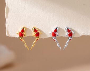 18K Gold gefüllte flache Rückseite Gewinde Ohrstecker, Koi Fisch Design Knorpel Helix Tragus, rote Emaille Detail, minimalist Tier Stil
