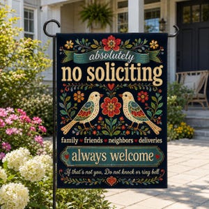 Puede incluir: Una bandera de jardín rectangular con fondo azul oscuro que presenta el texto absolutely no soliciting en dorado, dos pájaros, motivos florales y el texto family, friends, neighbors, deliveries always welcome sobre do not knock or ring bell.