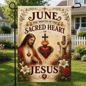 Peut inclure: Un drapeau de jardin rectangulaire portant le texte JUNE THE MONTH OF THE SACRED HEART OF JESUS. Le motif comprend une illustration de Jésus, un cœur enflammé entouré d'épines, une croix en bois et des motifs floraux rouges et blancs.