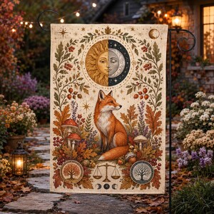 Puede incluir: Una bandera de jardín rectangular con una ilustración central de un zorro rojo rodeado de hojas de otoño, setas y bayas. Sobre el zorro hay un emblema de sol y luna. Debajo hay dos iconos circulares de árboles y una balanza.