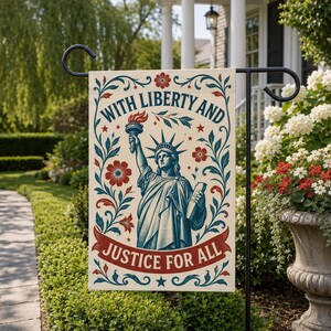 Pode incluir: Uma bandeira de jardim retangular com uma ilustração azul da Estátua da Liberdade segurando uma tocha e uma tábua. O texto diz WITH LIBERTY AND JUSTICE FOR ALL em vermelho e azul, rodeado por flores vermelhas e padrões de vinhas azuis.