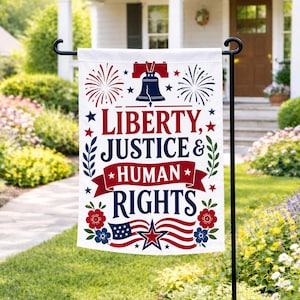 Pode incluir: Uma bandeira de jardim branca com um ícone do Sino da Liberdade em azul escuro, fogos de artifício vermelhos e o texto LIBERTY, JUSTICE & HUMAN RIGHTS em vermelho e azul. O design inclui detalhes florais vermelhos e azuis, estrelas e uma bandeira.