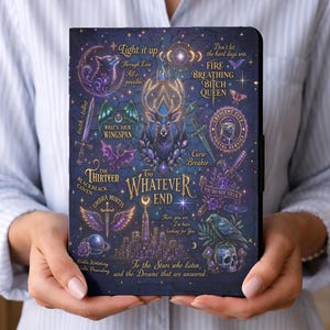 Könnte beinhalten: Eine dunkelblaue Tablet-Hülle mit einem himmlischen Design mit einem Hirsch, Schwertern und Text. Die Hülle enthält Sätze wie „To Whatever End“ und „Fire Breathing Bitch Queen“.