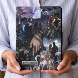 Könnte beinhalten: Eine schwarze Tablet-Hülle mit einer Collage romantischer Illustrationen und Textüberlagerungen. Die Kunstwerke umfassen Bilder von Paaren, Sternen und die Sätze "starlight" und "Feyre, darling." Die Hülle wird von einer Person gehalten.